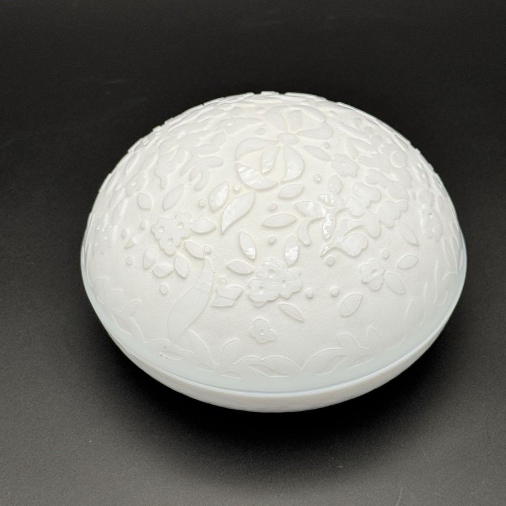 Oneida Crystal White Covered Trinket Box Round Floral Embossed Vanity Dish